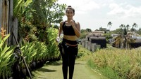 Sahila Hisyam adalah aktris, model, dan presenter di Indonesia. Ia terlihat menikmati hidup meski masih single di usia 32 tahun. Sahila tak ambil pusing atas hal ini.  Foto: Instagram sahilahisyam