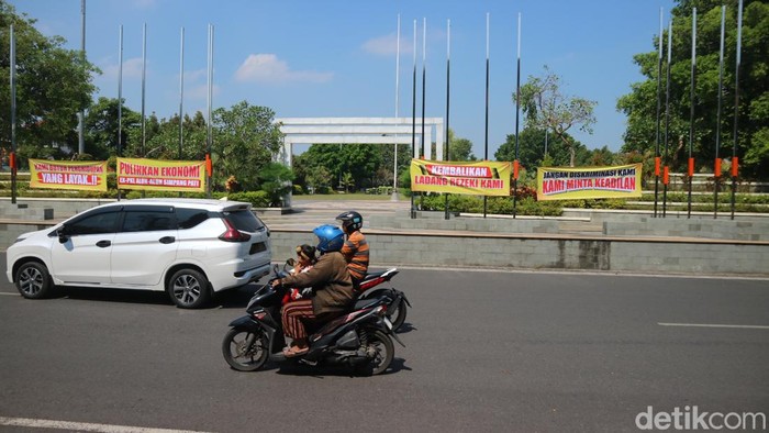 Poster protes PKL di kawasan Alun-alun Simpang Lima Pati, Senin (27/5/2024).