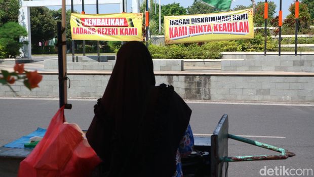 Poster protes PKL di kawasan Alun-alun Simpang Lima Pati, Senin (27/5/2024).