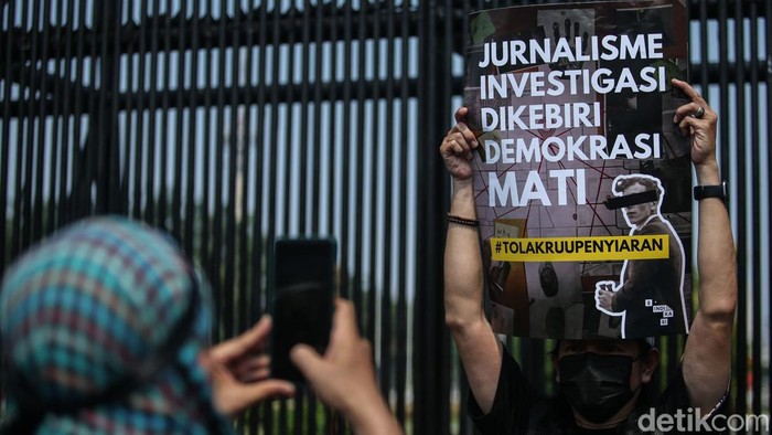 Sejumlah massa jurnalis dan pekerja media menggelar demo di depan gedung DPR/MPR RI, Jakarta, Senin (27/5/2024). Tuntutan massa yang hadir terkait dengan penolakan Revisi Undang-Undang (RUU) Penyiaran.