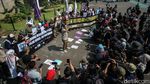 Potret Aksi Tolak Revisi UU Penyiaran di Gedung DPR