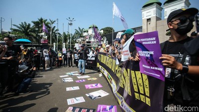 Potret Aksi Tolak Revisi UU Penyiaran di Gedung DPR