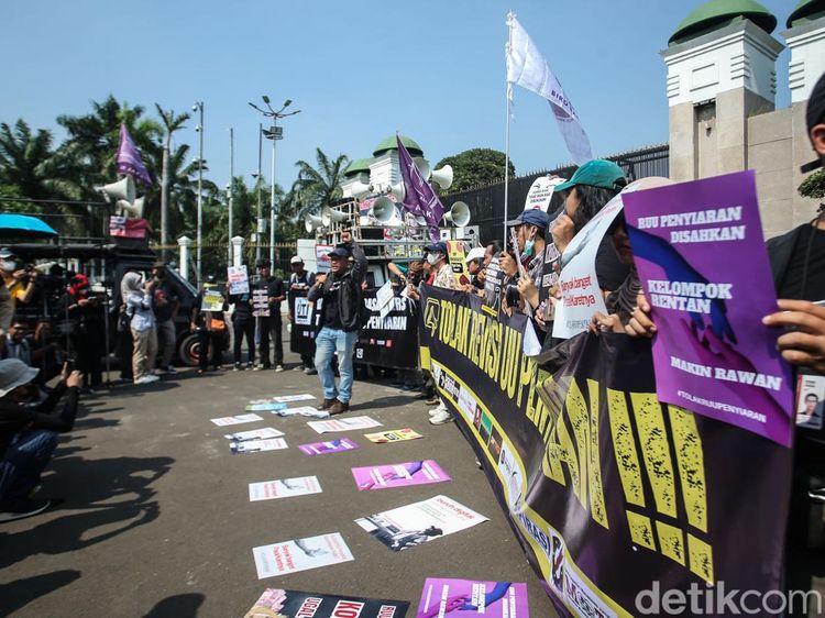 Potret Aksi Tolak Revisi UU Penyiaran di Gedung DPR