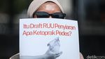 Potret Aksi Tolak Revisi UU Penyiaran di Gedung DPR