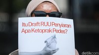 Massa tiba membawa sejumlah atribut tuntutan demo.   