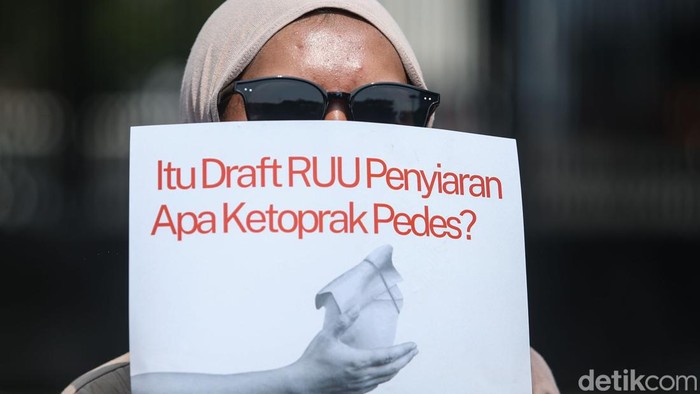 Sejumlah massa jurnalis dan pekerja media menggelar demo di depan gedung DPR/MPR RI, Jakarta, Senin (27/5/2024). Tuntutan massa yang hadir terkait dengan penolakan Revisi Undang-Undang (RUU) Penyiaran.