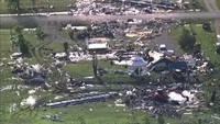Puing-puing berserakan di sebuah properti sehari setelah serangkaian tornado mematikan melanda Amerika Serikat bagian tengah, di Valley View, Texas, Senin (27/5/2024).