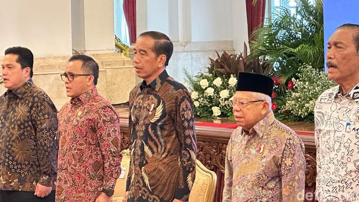 Presiden Jokowi dan Wapres Maruf Amin bersama para menteri dalam peluncuran INA Digital di Istana Negara