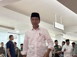 Jokowi Tiba di Rumah Duka Syarifah Salma Istri Habib Luthfi Pekalongan
