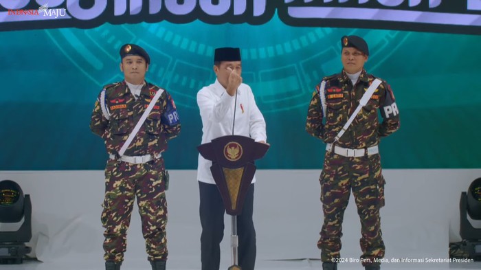 Presiden Jokowi saat Tiru Pose Pengurus GP Ansor yang Bikin Gestur Lovesign (Dokumentasi YouTube Sekretariat Presiden)