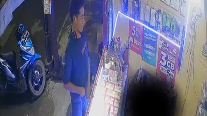 Pria tunjukkan kemaluan saat mengisi saldo dompet digital terekam CCTV