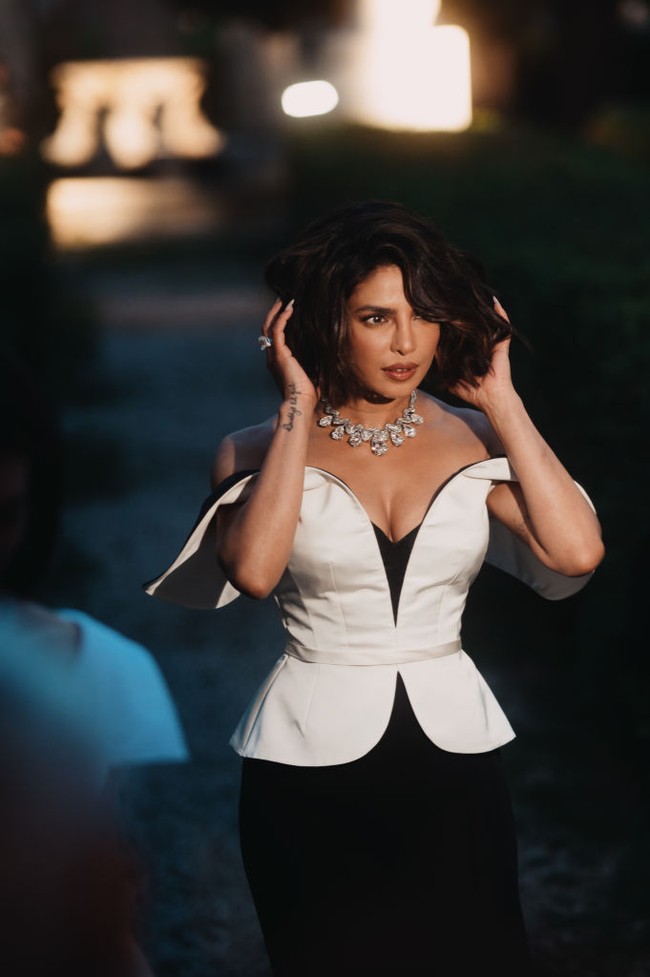 Kalung choker berkilauan itu juga dihiasi 698 berlian dengan total 61,8 karat. Foto: Lucas Possiede/ Getty Images