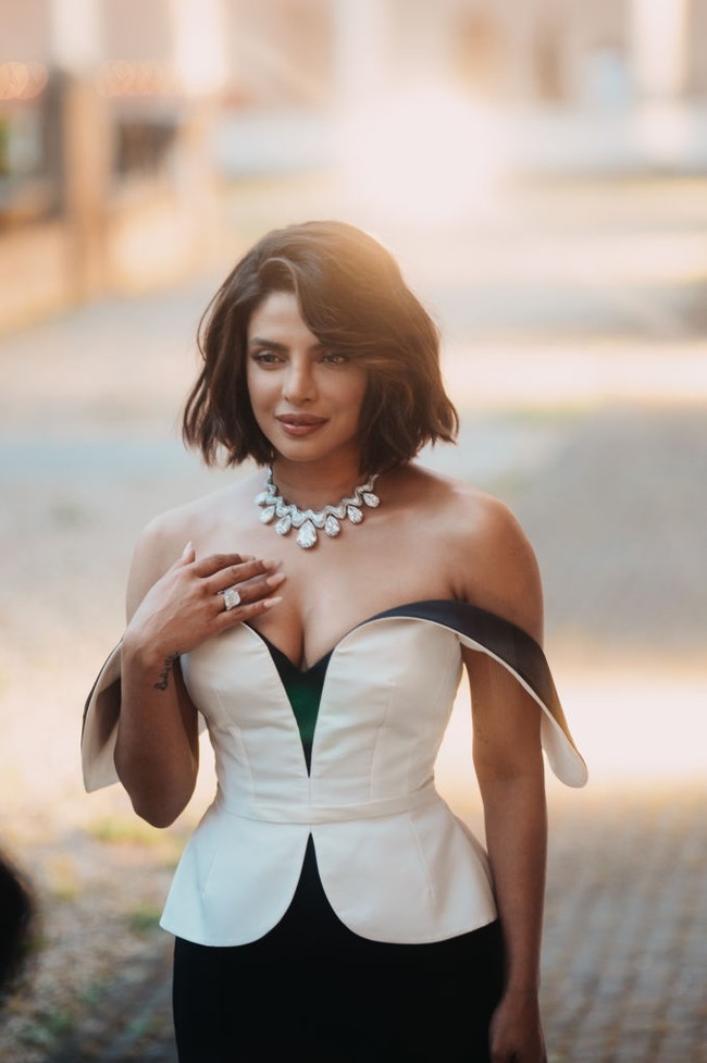 Tujuh berlian berbentuk pir itu memiliki total berat 140 karat, sebagai peringatan perayaan ulang tahun Bulgari yang ke-140. Foto: Lucas Possiede/ Getty Images