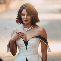 Tujuh berlian berbentuk pir itu memiliki total berat 140 karat, sebagai peringatan perayaan ulang tahun Bulgari yang ke-140. Foto: Lucas Possiede/ Getty Images