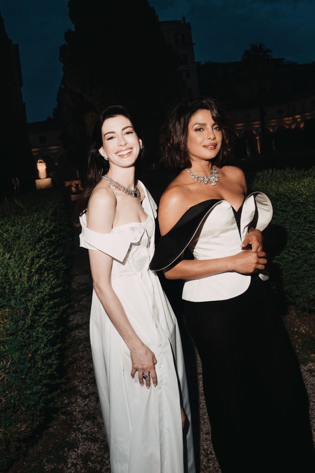 Bintang film Baywatch ini memperlihatkan kalung tersebut di acara yang digelar secara eksklusif di Terme di Diocletian, sebuah museum di area terbuka. Selain Priyanka, aktris Anne Hathaway juga hadir dalam acara tersebut. Keduanya merupakan brand ambassador Bulgari sejak lama. Foto: Lucas Possiede/ Getty Images