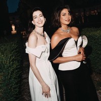 Bintang film Baywatch ini memperlihatkan kalung tersebut di acara yang digelar secara eksklusif di Terme di Diocletian, sebuah museum di area terbuka. Selain Priyanka, aktris Anne Hathaway juga hadir dalam acara tersebut. Keduanya merupakan brand ambassador Bulgari sejak lama. Foto: Lucas Possiede/ Getty Images