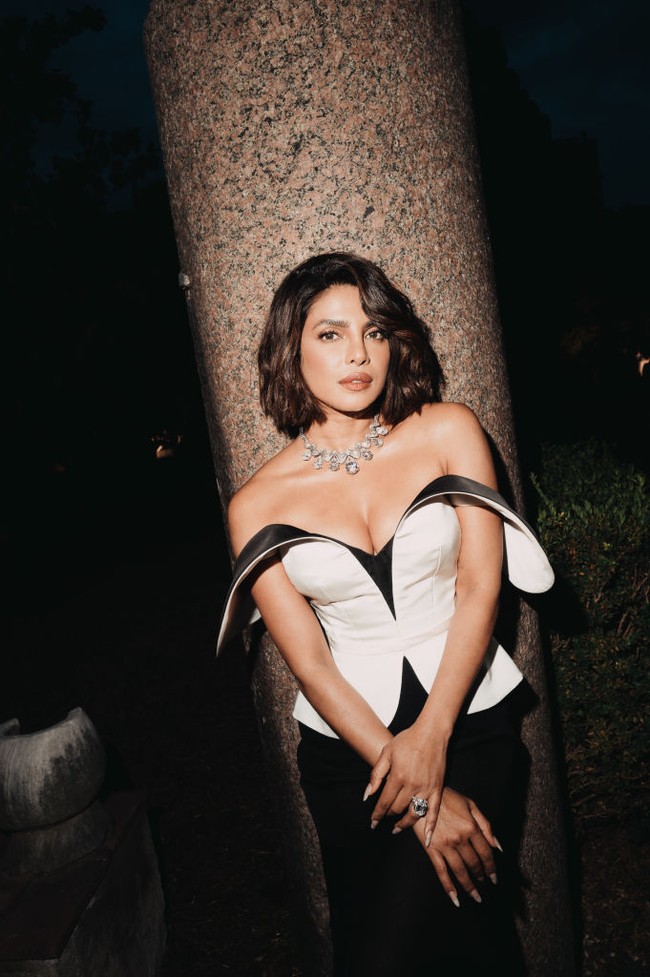 Kalung yang dikenakan Priyanka Chopra bernilai fantastis, mencapai US$43 juta atau sekitar Rp 691,3 miliar. Bulgari menyatakan butuh waktu 2.800 jam untuk membuat karya masterpiece tersebut. Foto: Lucas Possiede/ Getty Images