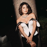 Kalung yang dikenakan Priyanka Chopra bernilai fantastis, mencapai US$43 juta atau sekitar Rp 691,3 miliar. Bulgari menyatakan butuh waktu 2.800 jam untuk membuat karya masterpiece tersebut. Foto: Lucas Possiede/ Getty Images