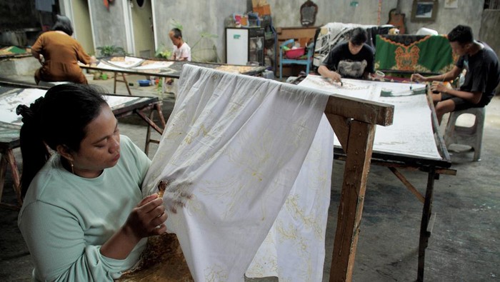 Produksi batik tulis khas Lumajang Sejumlah pekerja menyelesaikan pembuatan batik tulis di rumah produksi Batik Ismoyo, Lumajang, Jawa Timur, Senin (27/5/2024). Rumah produksi batik tersebut mengangkat potensi unggulan Kabupaten Lumajang melalui batik motif pisang yang telah dipasarkan ke Singapura dan Malaysia dengan harga Rp150 ribu hingga Rp4,8 juta per potong. ANTARA FOTO/Irfan Sumanjaya/aww.