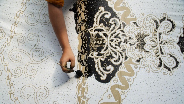 Produksi batik tulis khas Lumajang Sejumlah pekerja menyelesaikan pembuatan batik tulis di rumah produksi Batik Ismoyo, Lumajang, Jawa Timur, Senin (27/5/2024). Rumah produksi batik tersebut mengangkat potensi unggulan Kabupaten Lumajang melalui batik motif pisang yang telah dipasarkan ke Singapura dan Malaysia dengan harga Rp150 ribu hingga Rp4,8 juta per potong. ANTARA FOTO/Irfan Sumanjaya/aww.