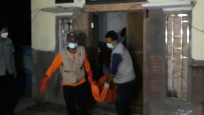 Proses evakuasi jenazah Wiwik dari dalam rumah kosong