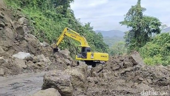 Proses evakuasi material longsor di Poros Maros-Bone di Tompo Ladang masih berjalan.