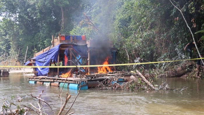 Rakit dompeng tambang emas ilegal di Tebo, Jambi, dimusnahkan petugas.
