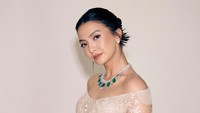 Akhirnya, terciptalah busana kebaya dengan garis leher off-shoulder. Sapto mengungkapkan, ia terinspirasi dari unsur heritage kebaya itu sendiri dengan mengeksplor motif Yayi Darpana. (Foto: Dok. Sapto Djojokartiko)