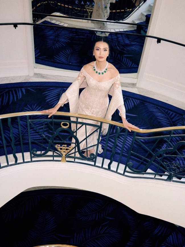 Sapto mengungkapkan, inspirasinya datang dari unsur heritage dari kebaya itu sendiri. Ia lantas mengeksplor material khusus, yakni embroidery buatan sendiri dalam motif Yayi Darpana. Yayi terinspirasi dari ukiran kayu gebyok dan motif Darpana yaitu Padi-Kapas yang melambangkan tradisi, katanya.(Foto: Dok. Sapto Djojokartiko)