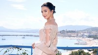 Busana anggun itu sendiri merupakan hasil diskusi antara Sapto dan Raline. Raline menginginkan baju yang merepresentasikan pakaian tradisional Indonesia. (Foto: Dok. Sapto Djojokartiko)