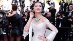 12 Potret Anggun Raline Shah Kenakan Kebaya-Ulos di Cannes 2024