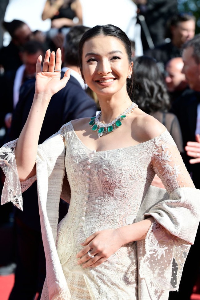 Saking sarat detail kebaya tersebut, Sapto dan tim menghabiskan waktu berminggu-minggu merampungkannya. Proses pembuatan yang dilakukan untuk membuat kebaya ini memakan waktu setara dengan 1.200 jam, tambah desainer asal Solo, Jawa Tengah itu. (Foto: Stephane Cardinale/Corbis via Getty Images)