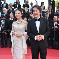 Dalam beberapa kesempatan di Cannes Film Festival 2024, Raline mengandalkan karya sejumlah desainer Indonesia dengan penampilan yang merayakan kebudayaan Indonesia. Menutupnya dengan kebaya menjadi sebuah pamungkas yang sarat pernyataan cintanya pada Tanah Air. (Foto: Stephane Cardinale/Corbis via Getty Images)