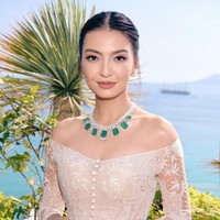 Coraknya didominasi susunan bentuk geometris yang menyerupai belah ketupat dalam kombinasi warna yang menyatu dengan palet oyster khas Sapto. Kehadiran ulos tersebut memberi sentuhan personal tersendiri bagi Raline yang lahir dan besar di Medan, Sumatera Utara, itu. (Foto: Dok. Sapto Djojokartiko)