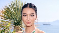 Tak lupa pula kalung berhiaskan deretan batu zamrud dari Chopard yang memperindah tampilan bintang film 5 cm itu. (Foto: Dok. Sapto Djojokartiko)