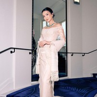 Jadilah sebuah look kebaya modifikasi yang modern tanpa meninggalkan akar budaya. Tidak seperti kebaya tradisional pada umumnya dengan pakem berupa bukaan berkancing seperti sebuah blus, Sapto menghadirkannya dengan garis leher off-shoulder yang mengekspos area bahu sehingga semakin menonjolkan kemewahan kalung statement berhiaskan deretan batu zamrud dari rumah perhiasan Chopard. (Foto: Dok. Sapto Djojokartiko)