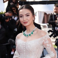 Proses kreatif dimulai dengan diskusi antara Sapto dan Raline. Sudah tak asing dengan kreasi Sapto dan pernah memakainya di festival film yang sama dua tahun lalu, aktris 39 tahun itu menginginkan sesuatu yang berbeda kali ini. Request dari Raline, dia ingin ada baju yang merepresentasikan baju tradisional Indonesia di antara look-look yang dia kenakan untuk menghadiri Cannes, kata Sapto kepada Wolipop baru-baru ini. (Foto: Daniele Venturelli/WireImage)