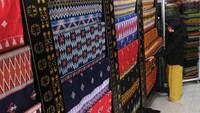 Warga menata kain tenun khas Sulawesi Tenggara di salah satu galeri di Kendari, Sulawesi Tenggara, Senin (27/5/2024).  
