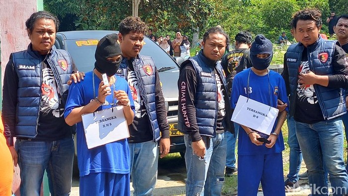 Rekonstruksi pembunuhan wanita pegawai toko di Sukoarjo.