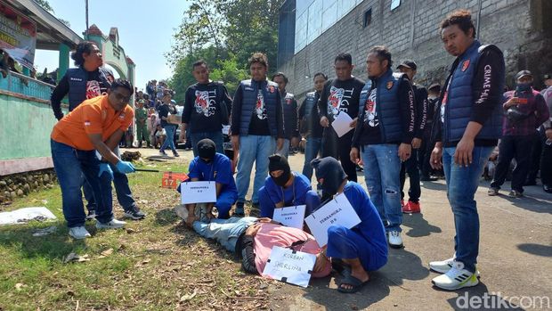 Rekontruksi kasus pembunuhan wanita terbungkus plastik di kompleks permakaman Mawar, Dukuh Gagan, Desa Jatisobo, Kecamatan Polokarto, Kabupaten Sukoharjo, Senin (27/5/2024).