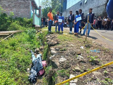 Rekontruksi kasus pembunuhan wanita terbungkus plastik di kompleks permakaman Mawar, Dukuh Gagan, Desa Jatisobo, Kecamatan Polokarto, Kabupaten Sukoharjo, Senin (27/5/2024).
