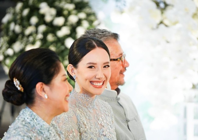 Calon istrinya, Athina tampil cantik mempesona dengan riasan natural glow. Rambutnya tampak rapih tersanggul. Mengarah ke kamera, Athina memamerkan senyum sumringah di hari bahagianya. Foto: Instagram/@rharyantoracing