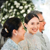 Calon istrinya, Athina tampil cantik mempesona dengan riasan natural glow. Rambutnya tampak rapih tersanggul. Mengarah ke kamera, Athina memamerkan senyum sumringah di hari bahagianya. Foto: Instagram/@rharyantoracing