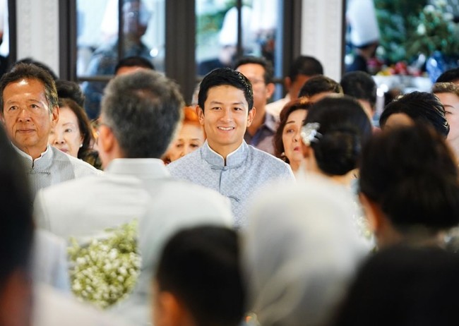 Kompak dengan busana senada berwarna biru, Rio Haryanto tampil mengenakan busana model Changshan khas Tionghoa. Pembalap 31 tahun itu juga tampak begitu bahagia di momen pertunangannya. Foto: Instagram/@rharyantoracing