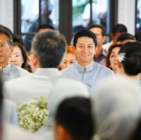 Kompak dengan busana senada berwarna biru, Rio Haryanto tampil mengenakan busana model Changshan khas Tionghoa. Pembalap 31 tahun itu juga tampak begitu bahagia di momen pertunangannya. Foto: Instagram/@rharyantoracing