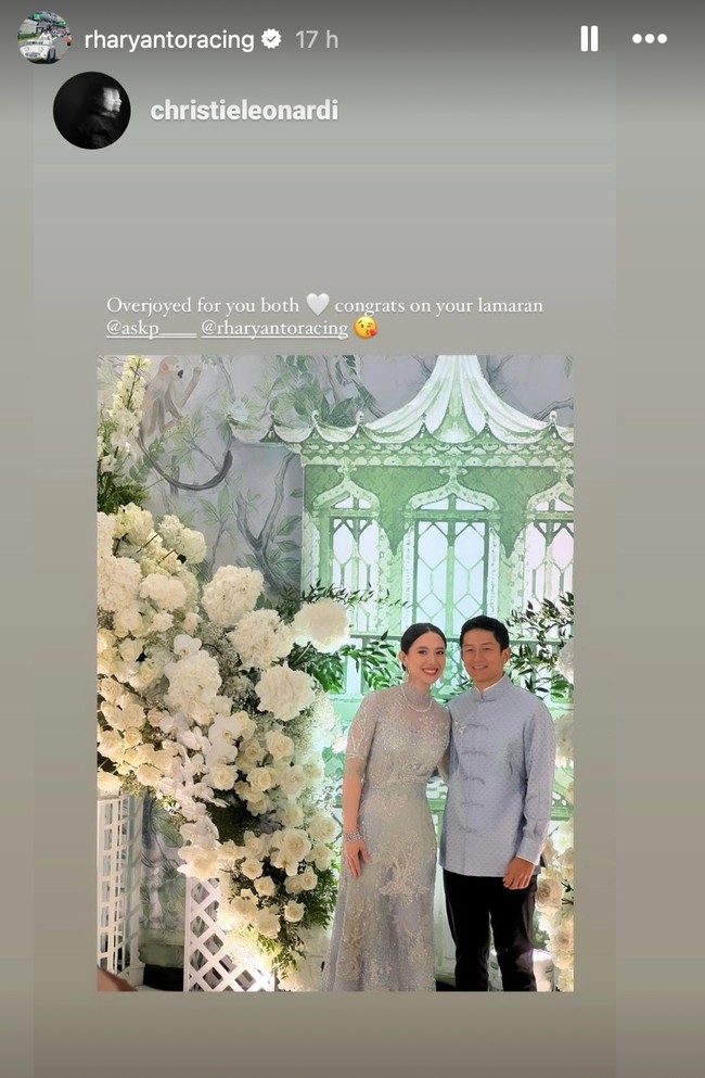 Tampil serasi, Athina dan Rio kompak mengenakan busana berwarna biru muda. Momen lamaran keduanya pun banjir ucapan selamat dan berbagai doa dari para netizen serta kerabat mereka. Foto: Instagram/@rharyantoracing