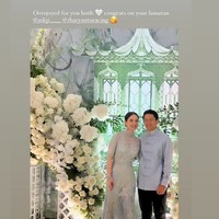 Tampil serasi, Athina dan Rio kompak mengenakan busana berwarna biru muda. Momen lamaran keduanya pun banjir ucapan selamat dan berbagai doa dari para netizen serta kerabat mereka. Foto: Instagram/@rharyantoracing