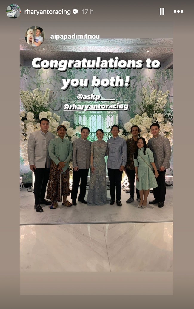 Sesuai dengan warna busana keduanya, dekorasi di acara lamaran tersebut juga tampak didominasi warna biru muda. Bunga-bunga berwarna putih juga tampak semakin mempercantik dekorasi lamaran. Foto: Instagram/@rharyantoracing