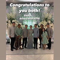 Sesuai dengan warna busana keduanya, dekorasi di acara lamaran tersebut juga tampak didominasi warna biru muda. Bunga-bunga berwarna putih juga tampak semakin mempercantik dekorasi lamaran. Foto: Instagram/@rharyantoracing