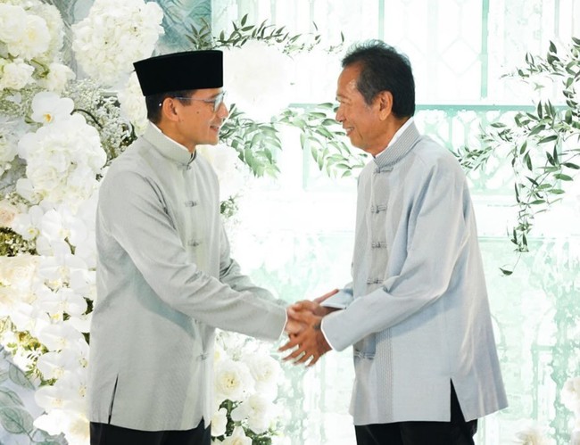 Sandiaga Uno juga tampak hadir di acara lamaran keponakannya, Athina. Terlihat Sandiaga mengenakan busana Changshan, seragam dengan pihak keluarga. Foto: Instagram/@rharyantoracing